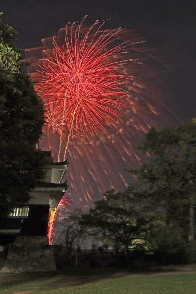 吉田城に映える打上花火